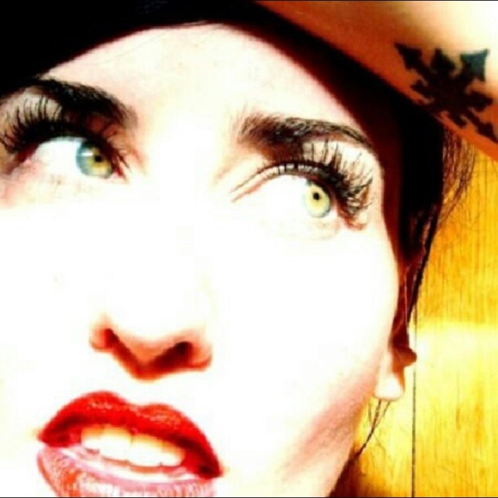 Meet your Posher, Nini